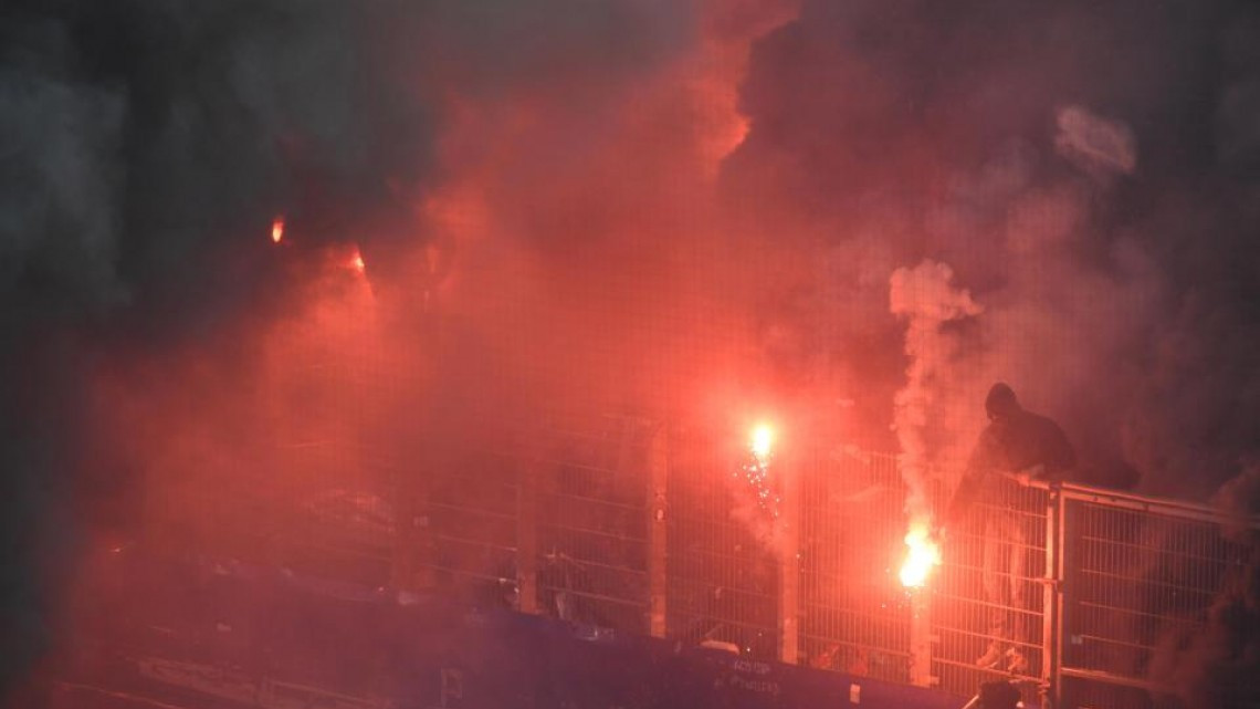 #Galería El Hamburgo desciende y sus ultas generan caos en la tribuna