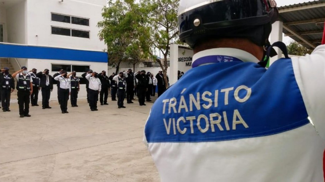 Entrega Fiscalía estatal acreditación a elementos de Tránsito Victoria