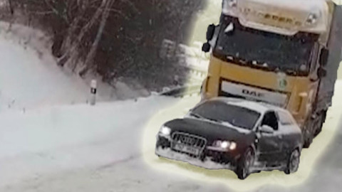 Audi remolca camión atorado en la nieve