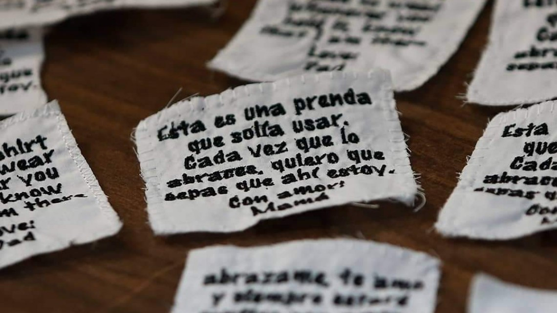 Costurera hace osos de peluches con ropa de fallecidos por COVID-19