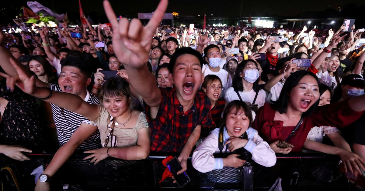Participan miles de personas en festival en Wuhan