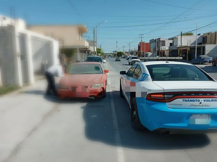 Retiran autos chatarra de la vía pública