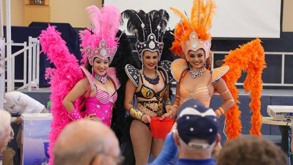 “Winter Texans” reciben con alegría la fiesta del “Carnaval Playa Miramar”