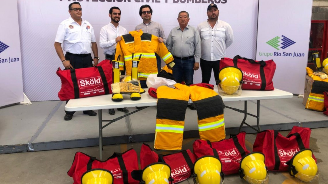 Donan uniformes a bomberos de Reynosa