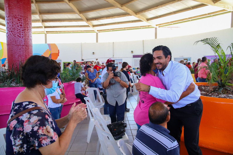 Entrega Alcalde Carlos Peña Ortiz beneficios a personas vulnerables 