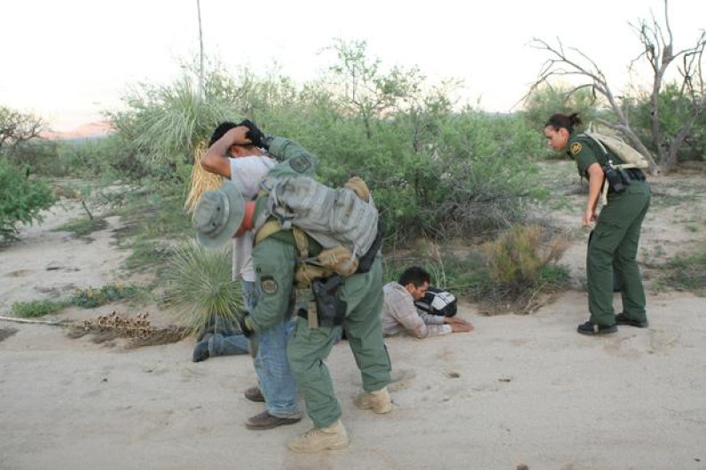 Agentes de la patrulla fronteriza rescatan a migrantes 