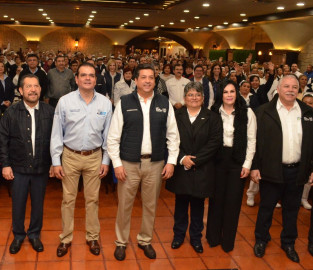 Celebra Gobernador a enfermeras y enfermeros