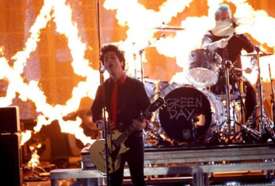 Green Day lanza "Troubled Times", un video contra Trump