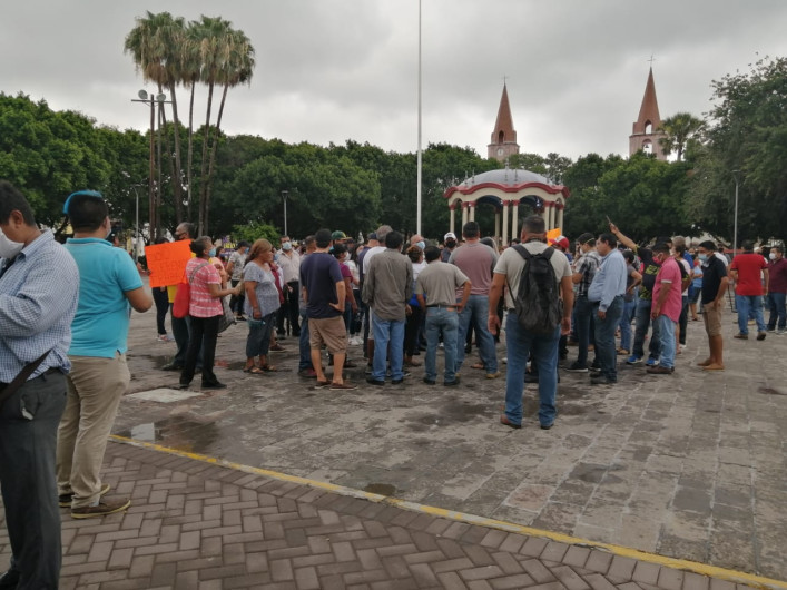Protestan comerciantes frente a Presidencia de Matamoros