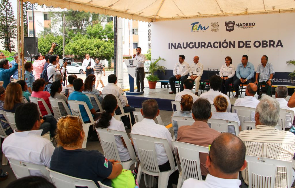 Entrega alcalde de Madero reencarpetado de calle