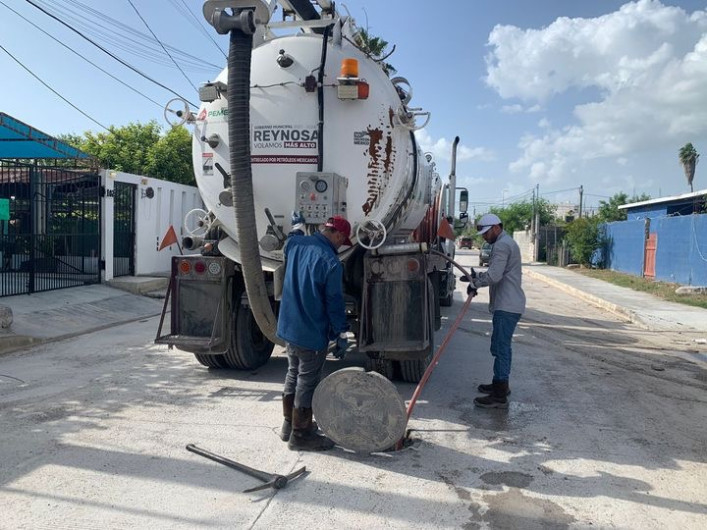 Desazolva COMAPA drenaje sanitario en diferentes puntos de la ciudad