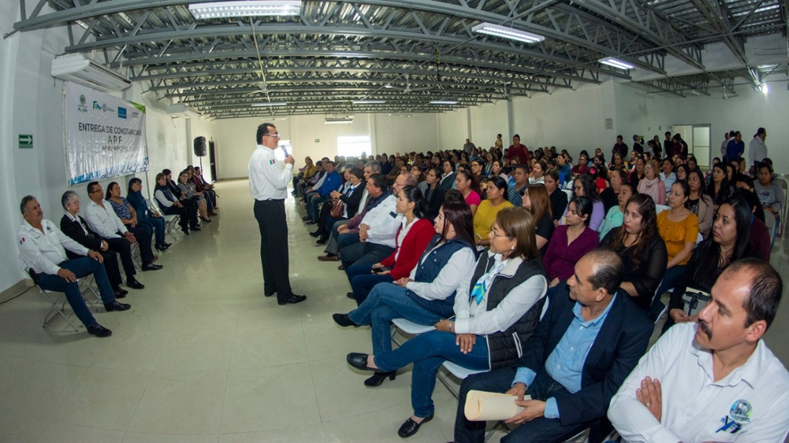 Entrega alcalde constancias APF