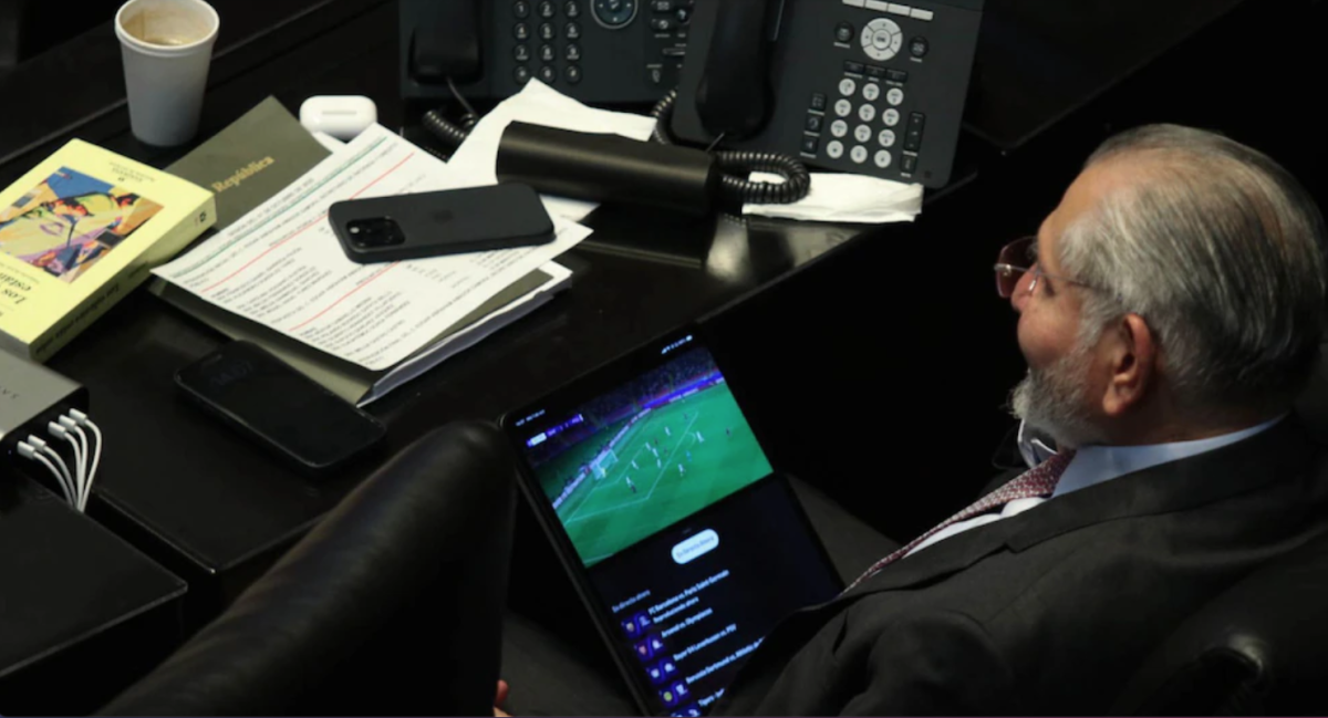 Ni la comparecencia lo distrajo: Adán Augusto ve el Barça vs PSG en plena sesión