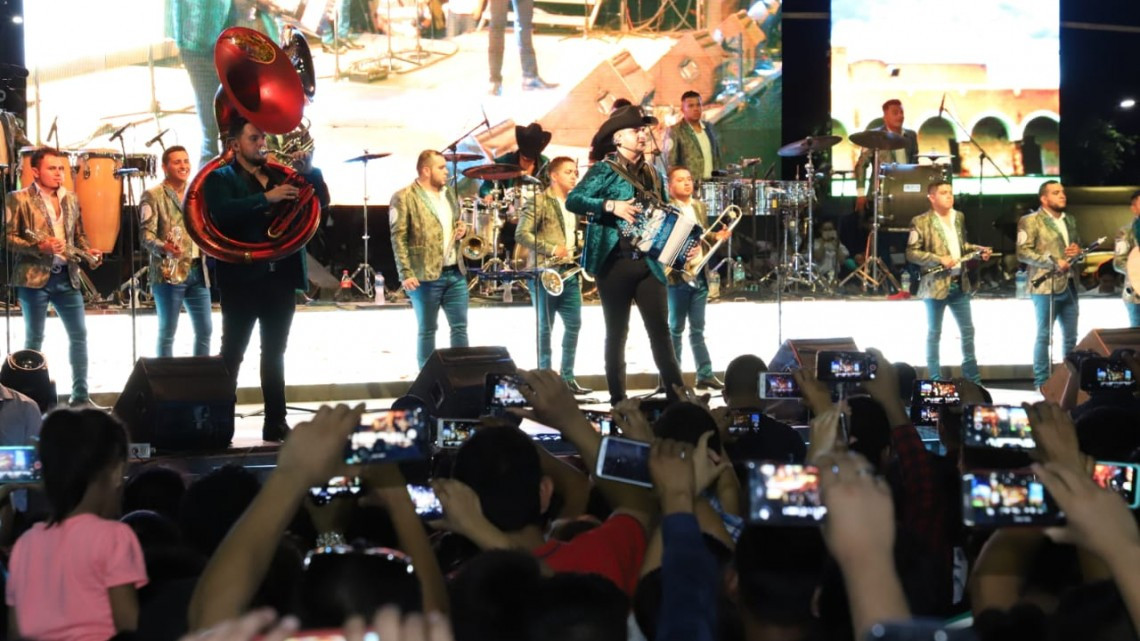 17 mil personas dan el Grito de Independencia con Maki Ortiz