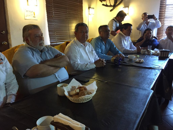 Zeferino Lee, espera ser reconsiderado por el PRD, tras haberse quitado su candidatura