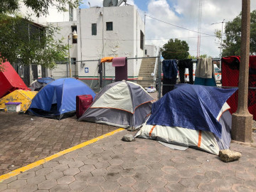 Piden a migrantes retirarse de la explanada del puente internacional 