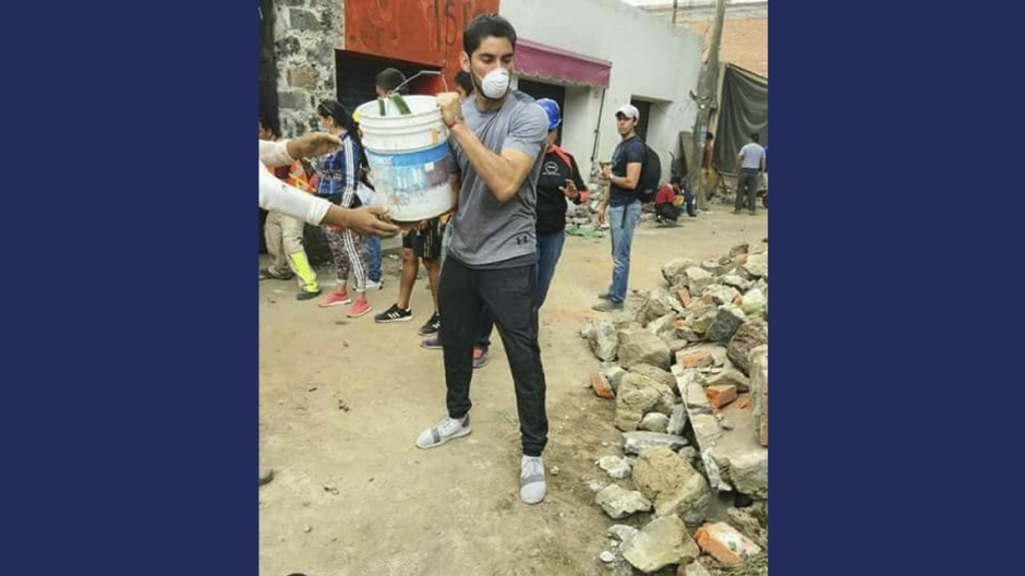 'Chuy' Corona se viste de héroe tras ayudar a víctimas en Xochimilco