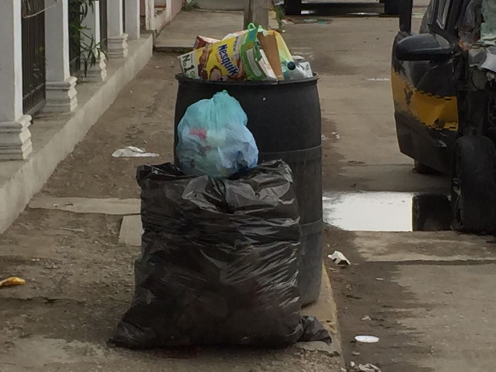 Siguen arrojando desechos domésticos a canales a cielo abierto