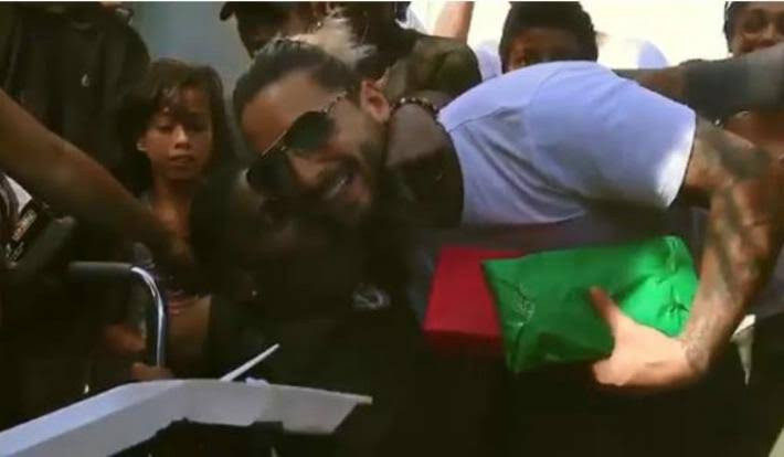 Maluma entrega regalos de Navidad a niños en Colombia 