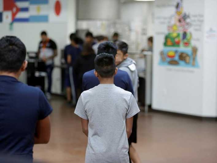 Niegan entrada a senador demócrata a albergue de niños inmigrantes