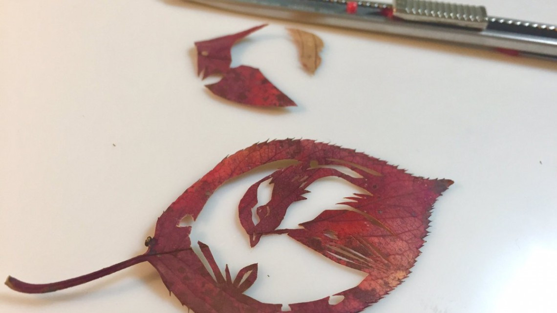 Obras de arte con hojas caídas en Japón