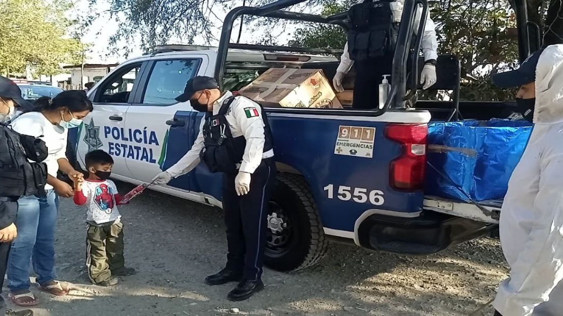Policías estatales entregan regalos a niños y niñas de escasos recursos
