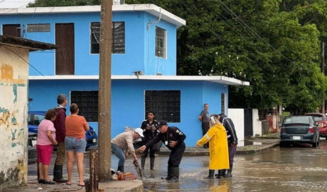 Apoyó Guardia Estatal con traslado a personas en la zona sur