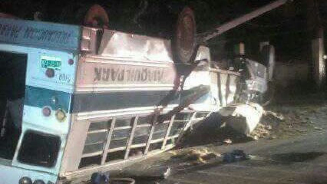 Deja 6 muertos volcadura de camión de maquiladora