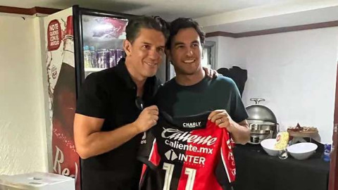 Asiste Checo Pérez al Clásico Tapatío para apoyar al Atlas