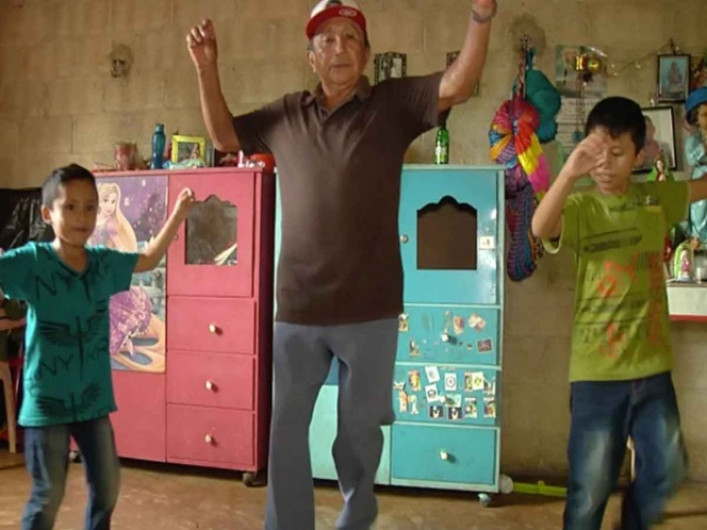 Abuelito festeja su día enseñando a bailar a sus nietos