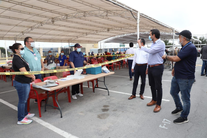 Visita Alcalde Carlos Peña Ortiz módulo de vacunación en planta maquiladora Corning
