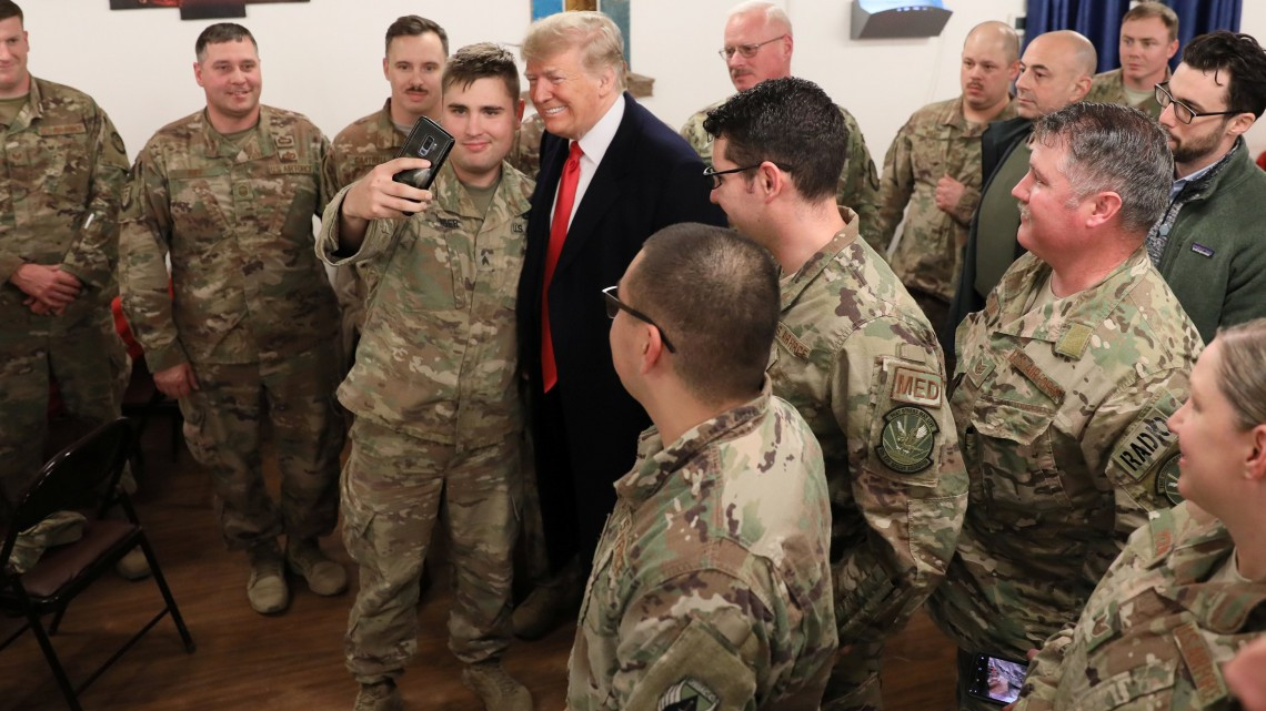 Trump realiza sorpresiva visita a soldados estadounidenses en Irak