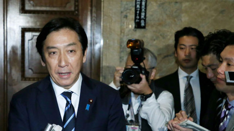 Renuncia el ministro de Comercio de Japón en medio de escándalo 