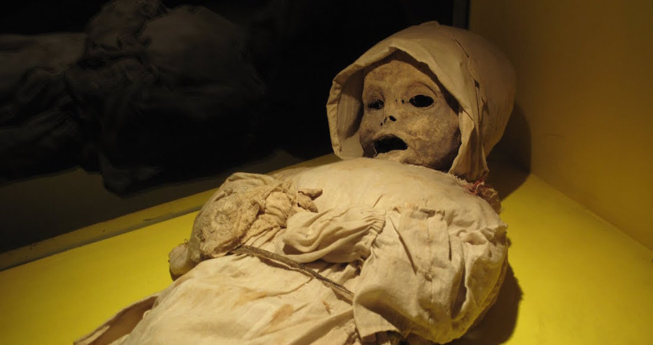 Limpian la casa de su madre fallecida y encuentran un cuerpo