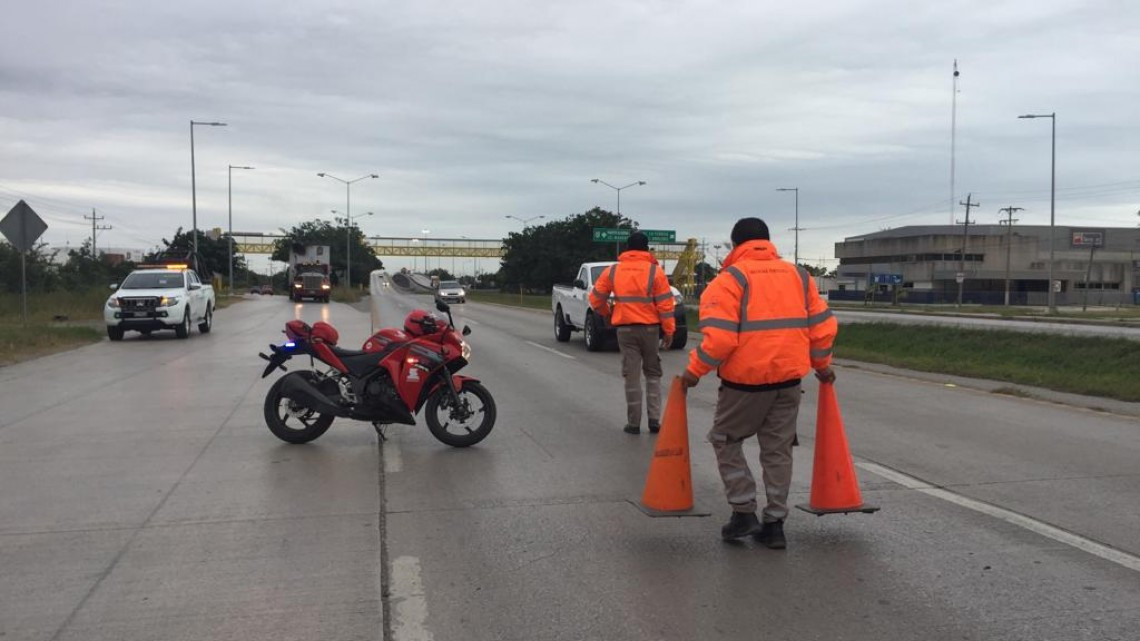 Fuertes vientos propagan incendio de pastizales en Altamira