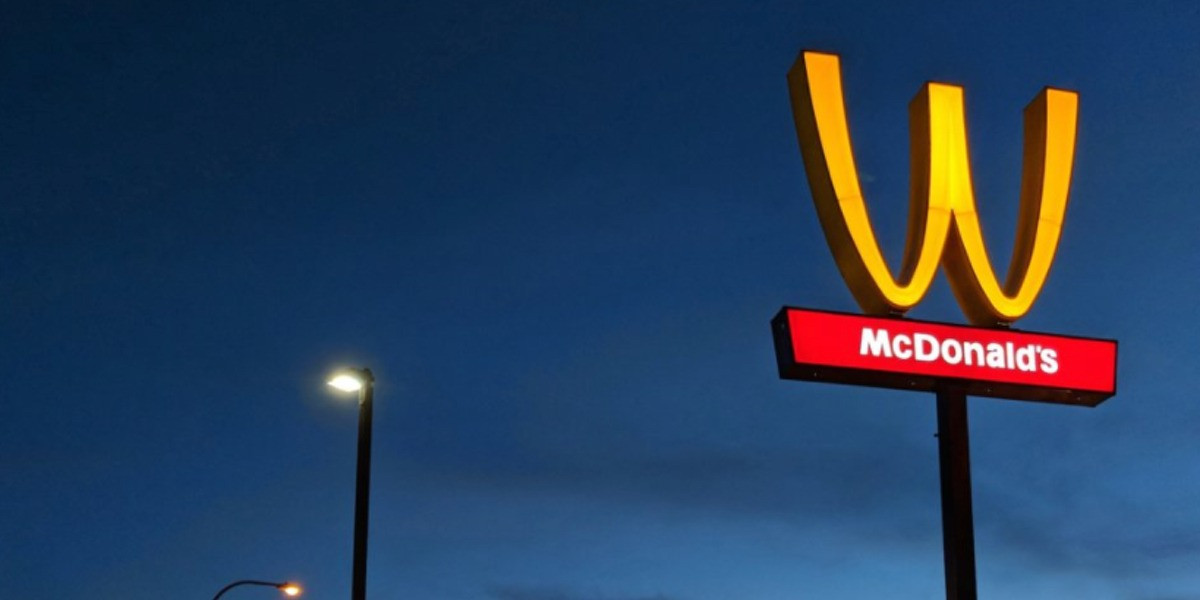 McDonald’s voltea logo elogiando el día de la mujer
