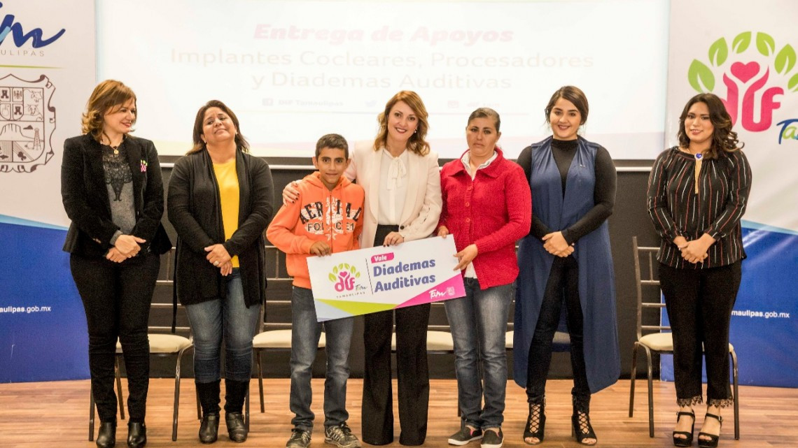 Entrega DIF apoyos auditivos a niñas, niños y adolescentes