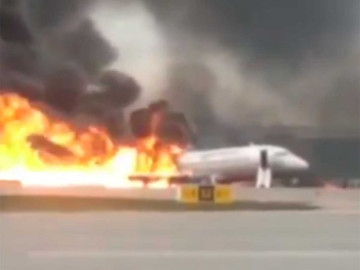 Avión se incendia y deja 13 muertos