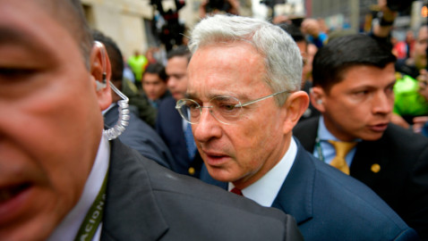 Ordenan detención domiciliaria del expresidente colombiano Álvaro Uribe
