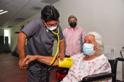 DIF Reynosa junto al Ayuntamiento local y PCyB apoya a las personas albergadas en el Polideportivo 