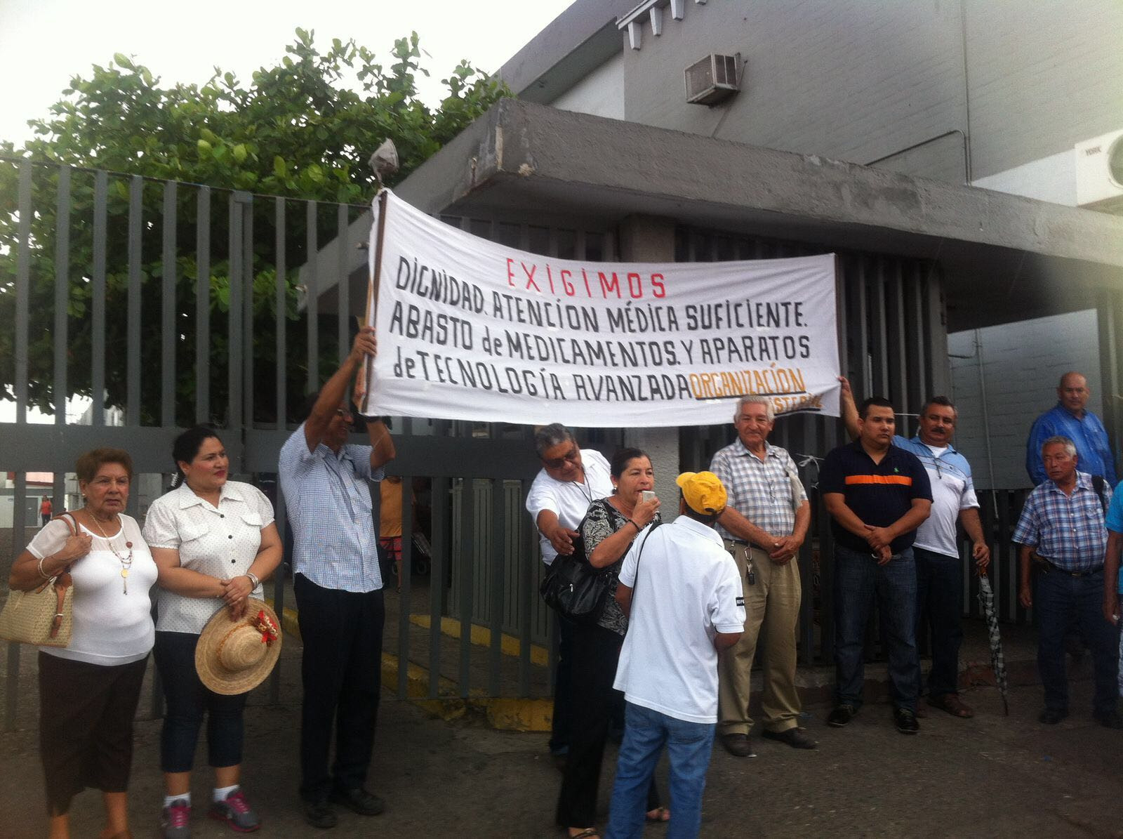Protestan jubilados por falta de medicamentos en el ISSSTE