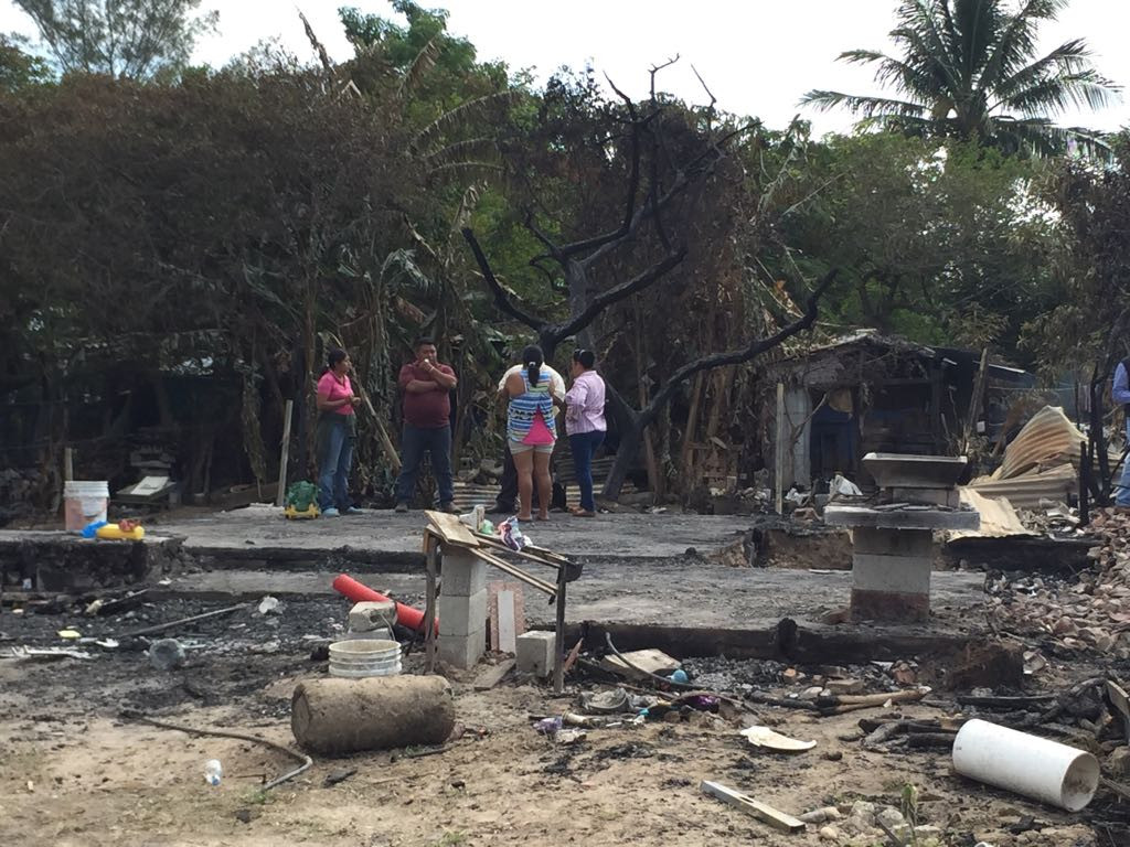 Voraz incendio arrasa con cinco casas