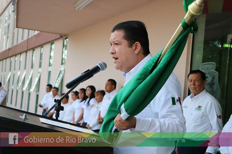 Realizan abanderamiento en Presidencia Municipal