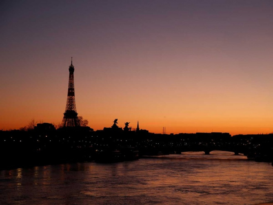 Francia extiende encierro, registra más de mil muertos