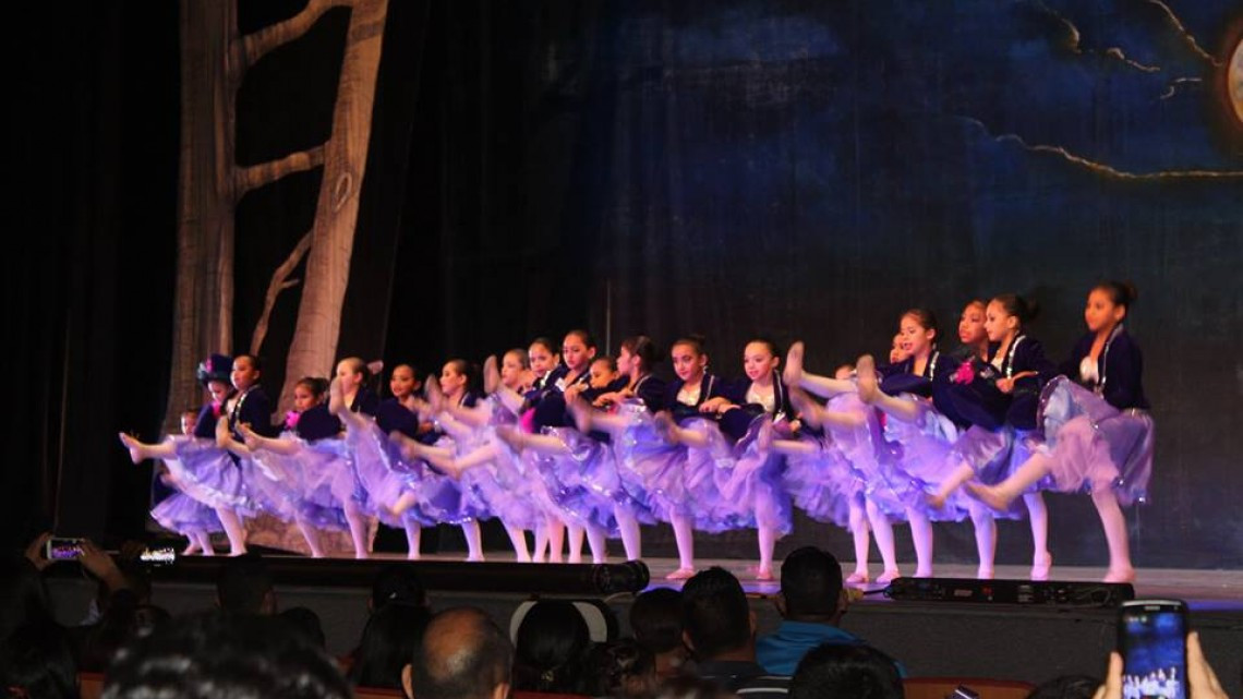Alcaldesa asiste a presentación del ballet clásico "Alicia en el país de las maravillas"