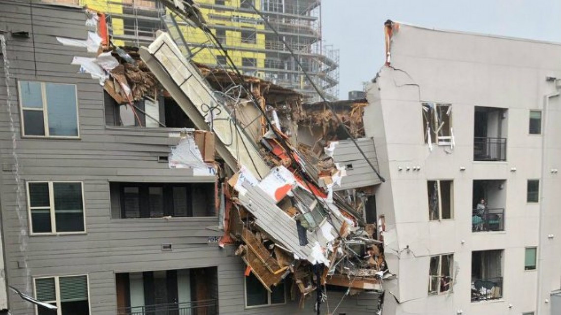 Deja un muerto tras caída de una grúa sobre edificio en Dallas