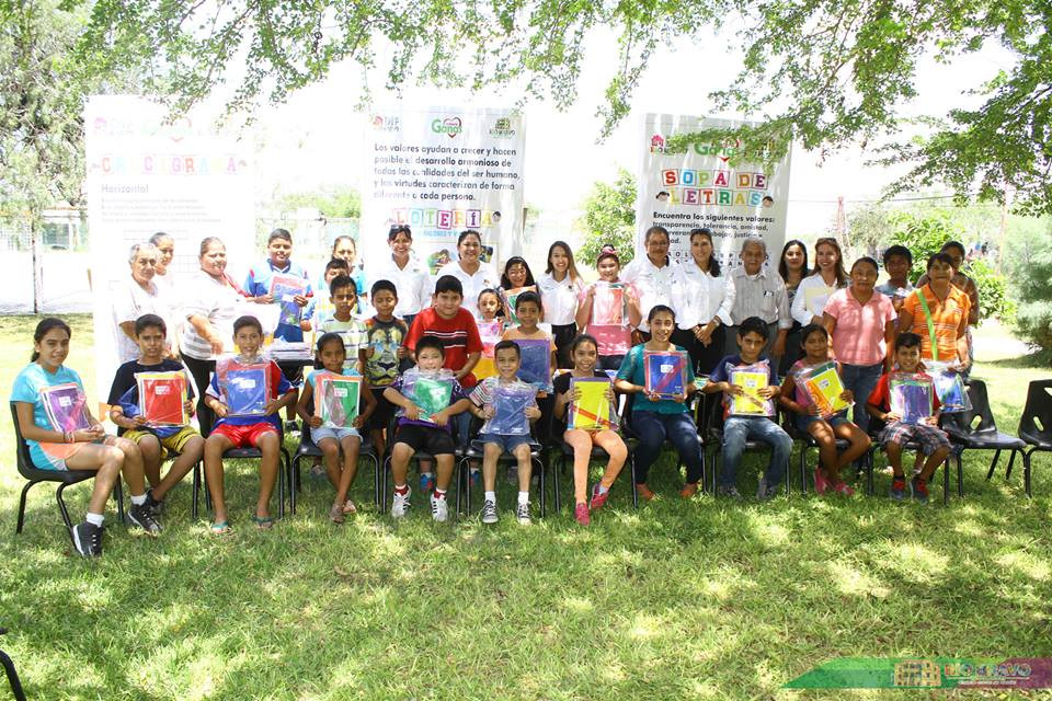 Ayuntamiento entrega útiles escolares a niños de cursos de verano