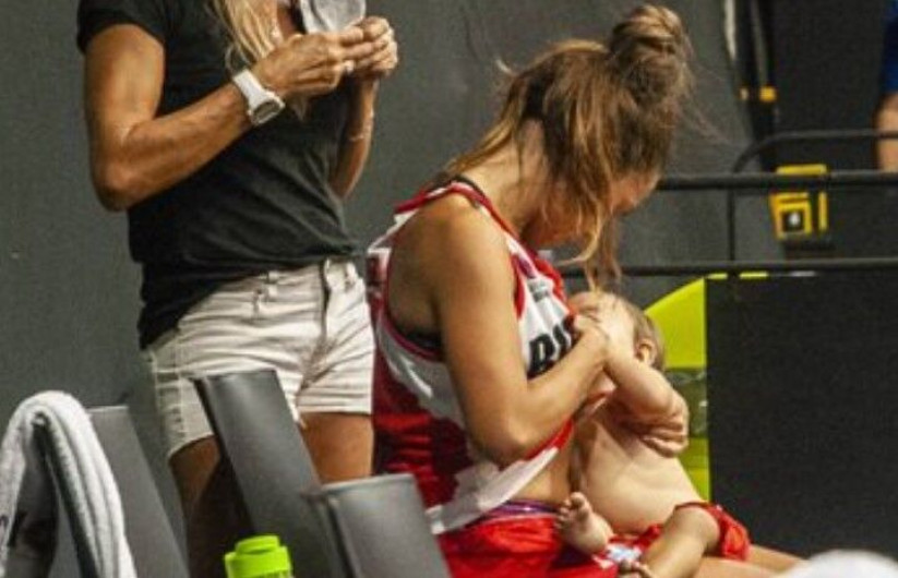 Basquetbolista amamanta a su hija en el entretiempo de un partido