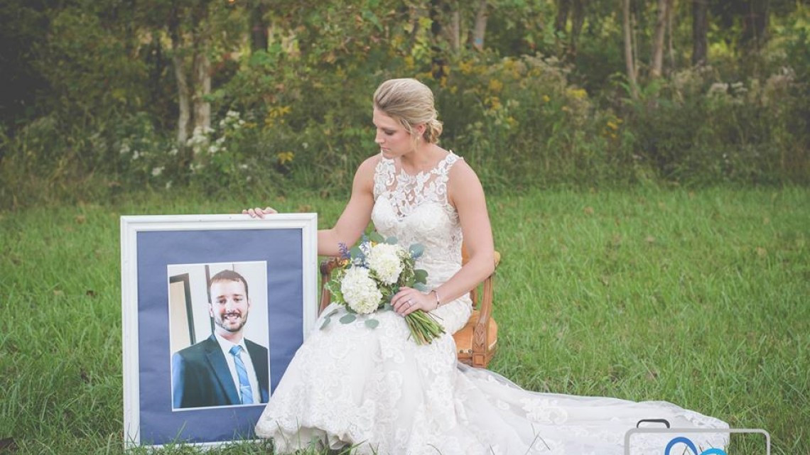 ¡Hermoso detalle! Mujer recuerda a su prometido muerto con sesión de fotos