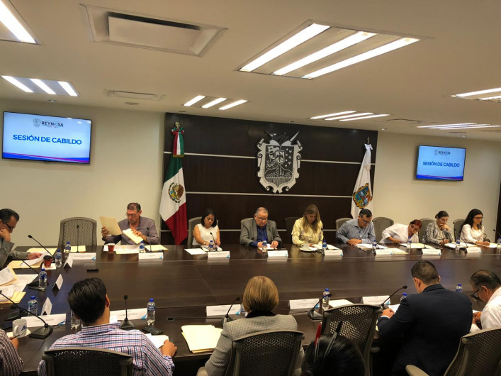 Aumentan presupuesto de obras públicas y becas para el 2020